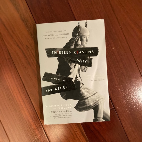 TEEN FICTION/YOUNG ADULT BOOKS - Picture 7 of 9